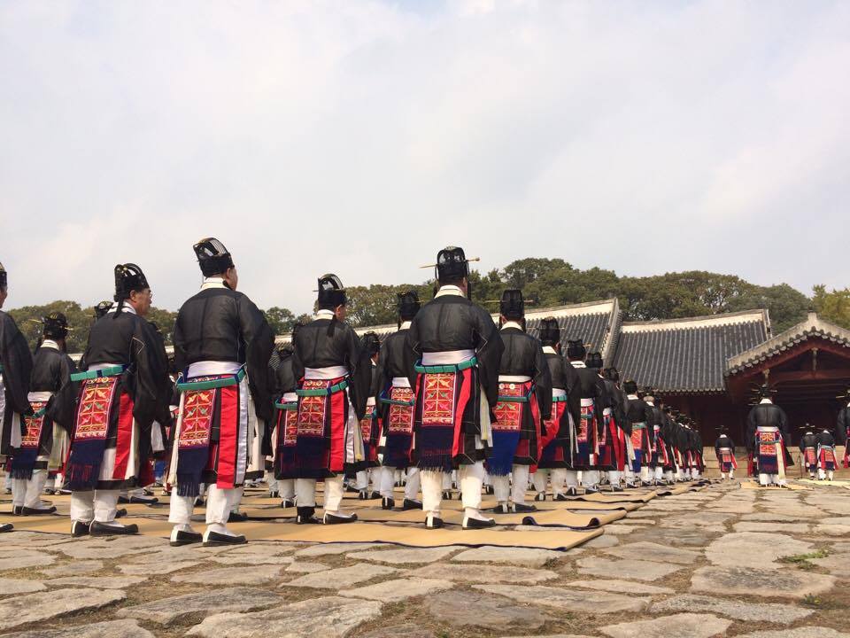 Die Zeremonie zur Ehrung der toten Könige im Jongmyo Schrein in Seoul