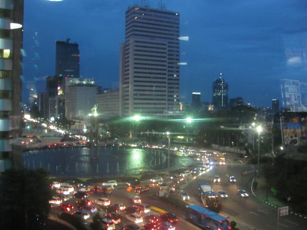 Rücklichter, glänzende Autos und viel Kaffee in Jakartas exklusiver Parallelwelt am Bundaran HI.  Foto: Hannah Schabert